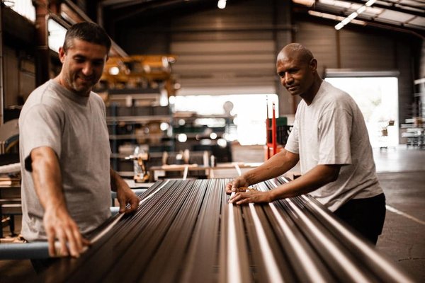 Quels styles de boucles d'oreilles conviennent le mieux pour une journée au bureau ?