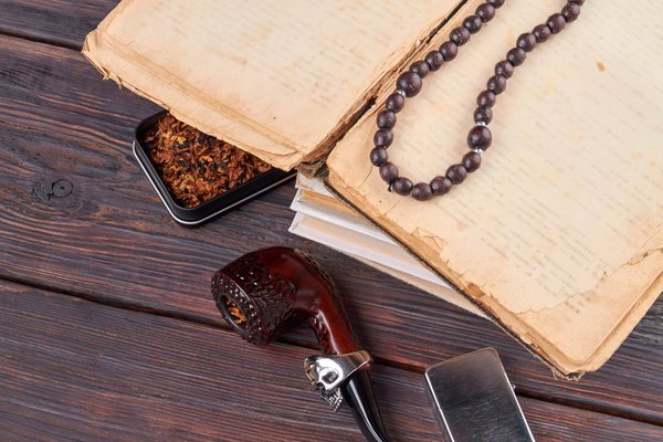 Quels accessoires choisir pour ajouter une touche colorée à un tailleur sombre ?